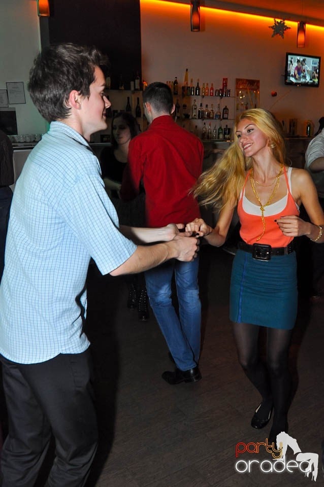 Dans şi distracţie în Blondy's, 