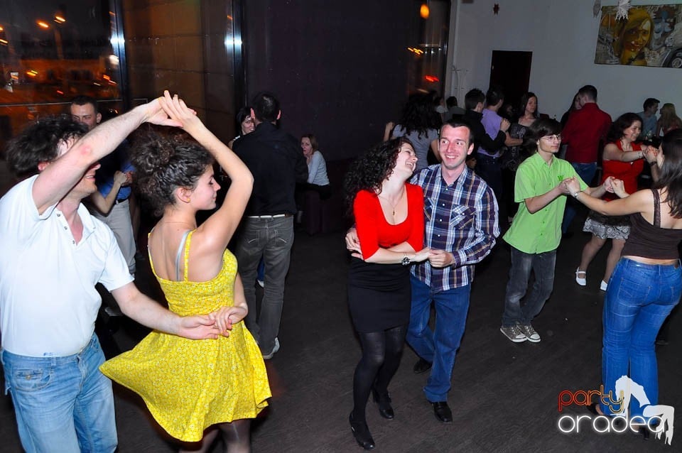 Dans şi distracţie în Blondy's, 