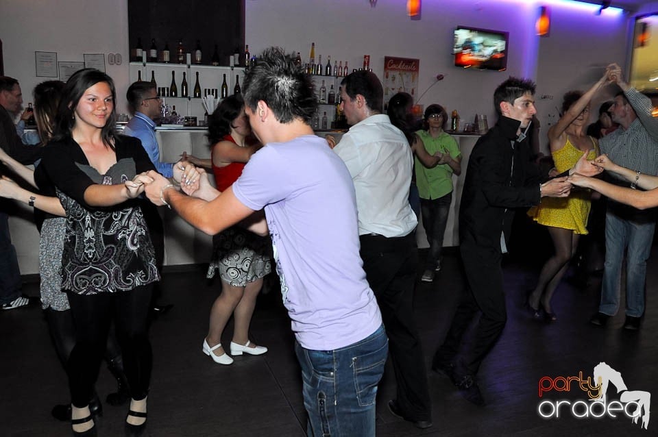 Dans şi distracţie în Blondy's, 