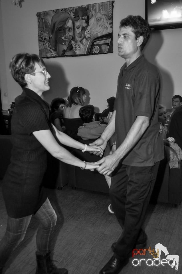 Dans şi distracţie în Blondy's, 