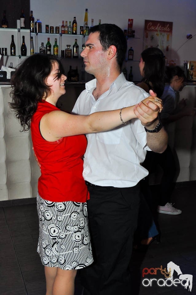 Dans şi distracţie în Blondy's, 