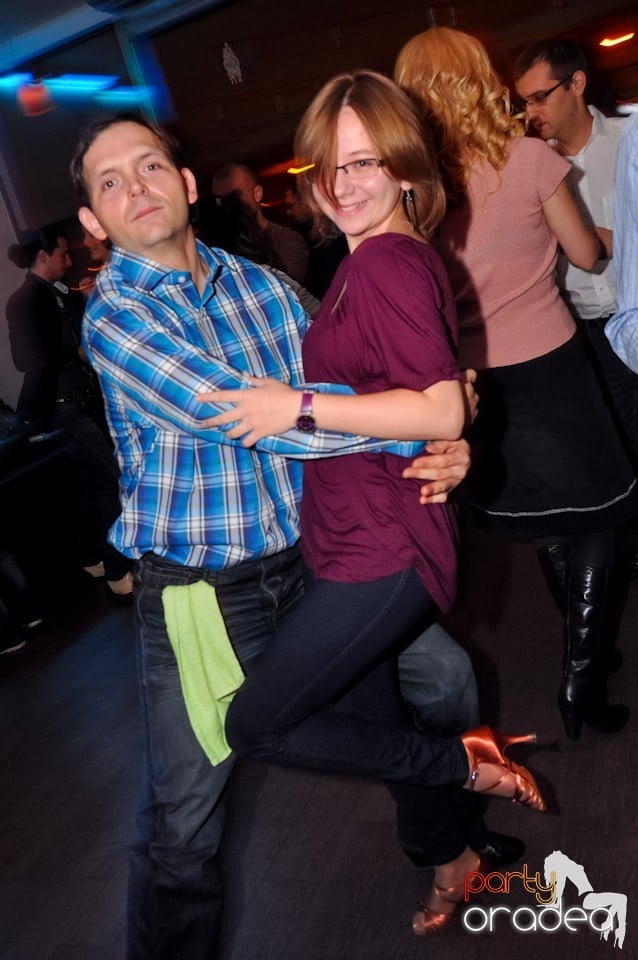 Dans şi distracţie în Blondy's, 