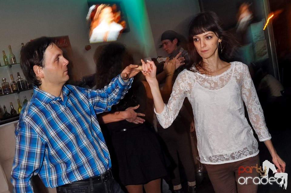 Dans şi distracţie în Blondy's, 