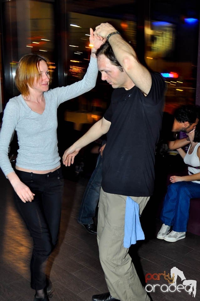 Dans şi distracţie în Blondy's, 