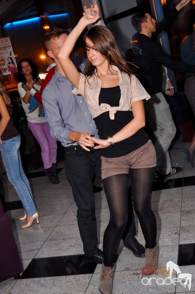 Dans şi distracţie în Blondy's, 