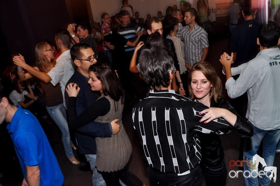 Dans şi distracţie în Blondy's, 