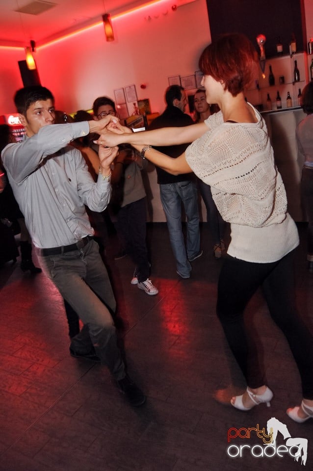 Dans şi distracţie în Blondy's, 