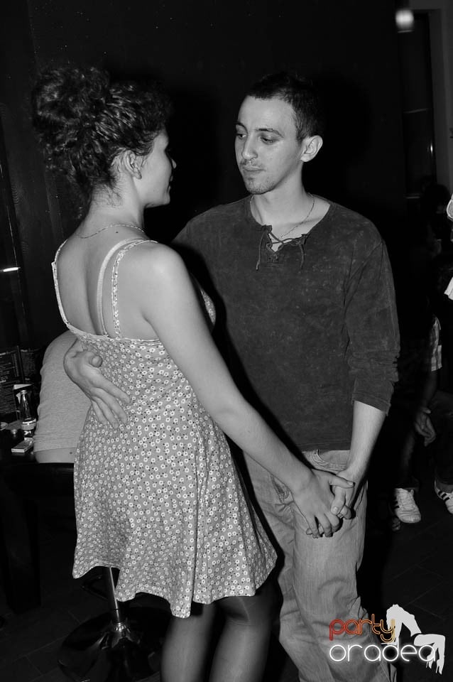 Dans şi distracţie în Blondy's, 