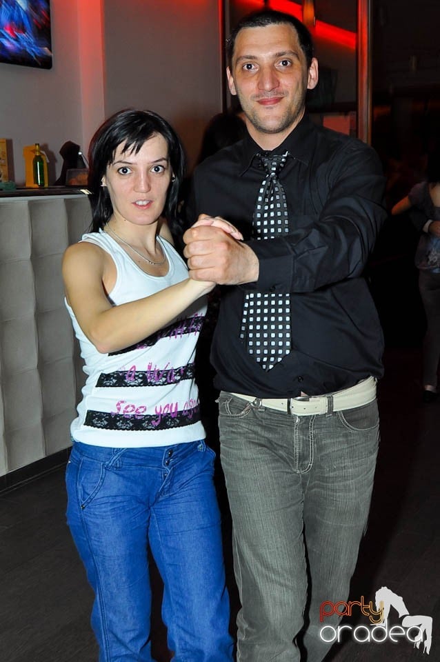 Dans şi distracţie în Blondy's, 