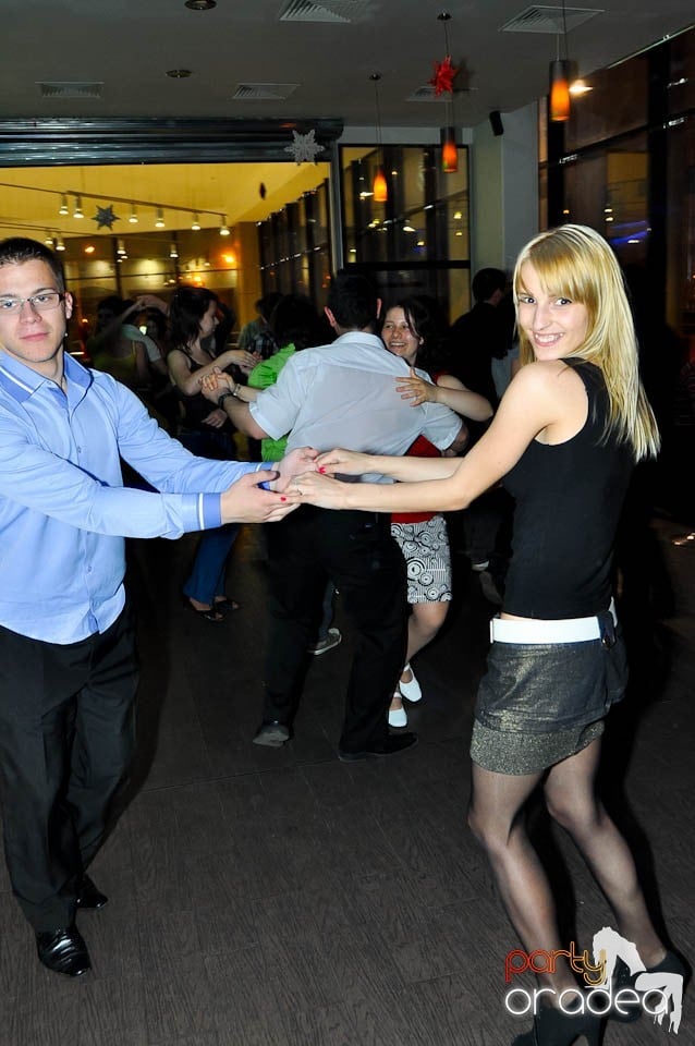 Dans şi distracţie în Blondy's, 