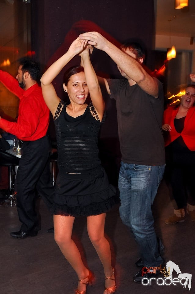 Dans şi distracţie în Blondy's, 