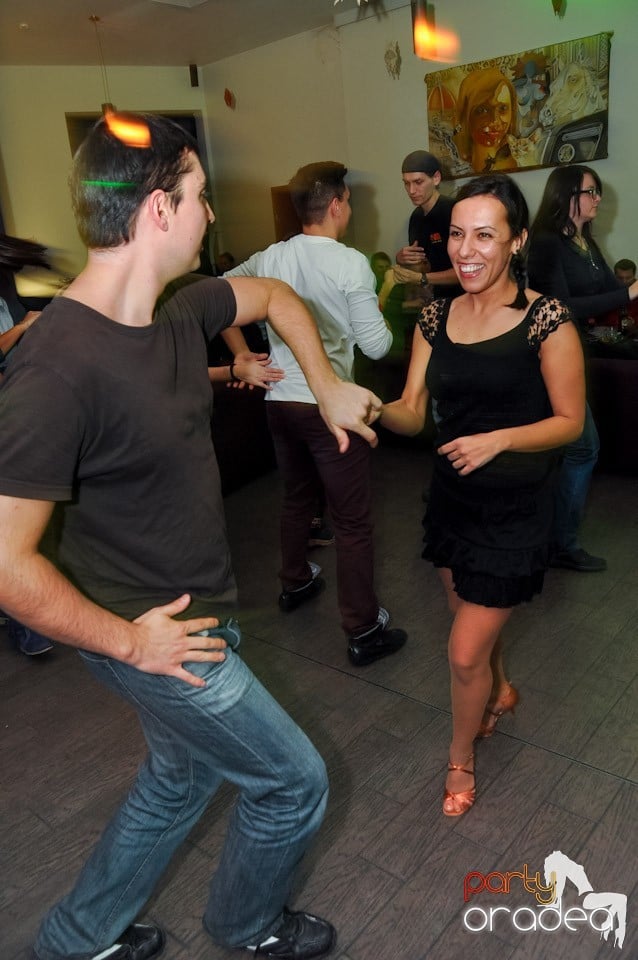 Dans şi distracţie în Blondy's, 