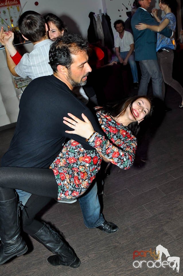 Dans şi distracţie în Blondy's, 