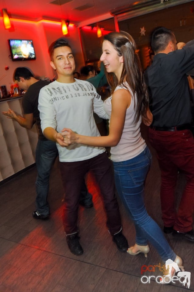 Dans şi distracţie în Blondy's, 