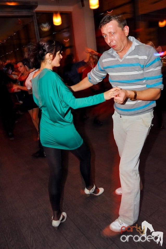 Dans şi distracţie în Blondy's, 