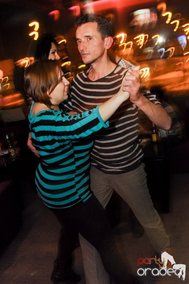 Dans şi distracţie în Blondy's, 