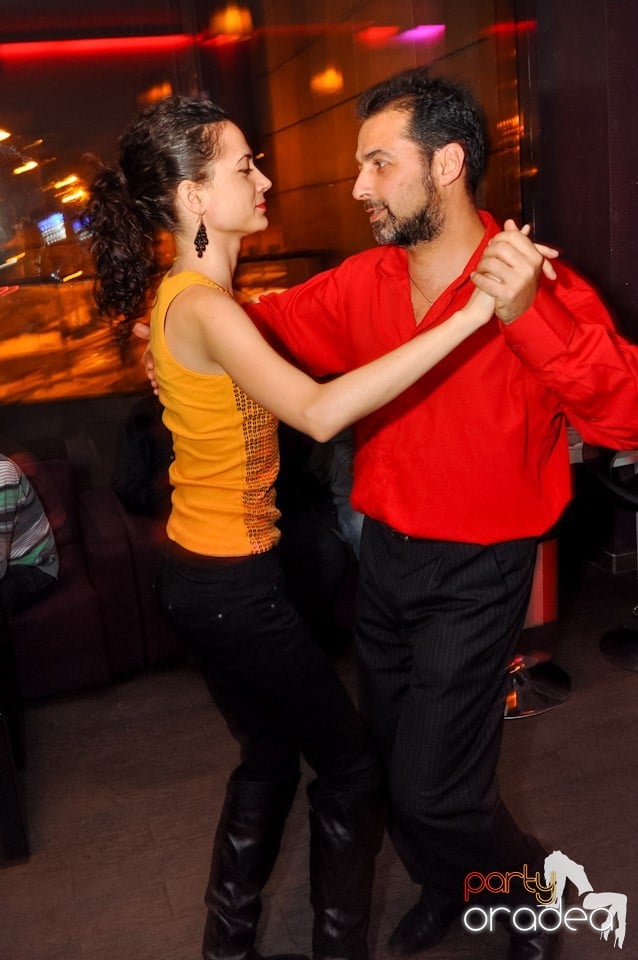 Dans şi distracţie în Blondy's, 