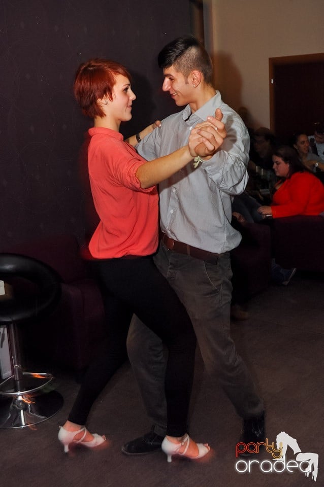 Dans şi distracţie în Blondy's, 