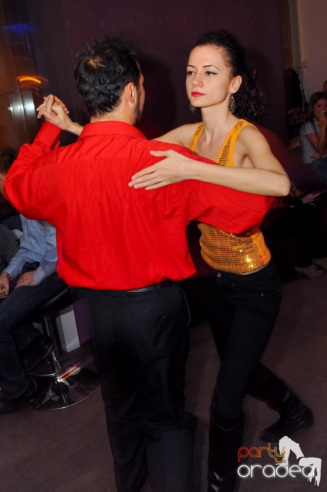 Dans şi distracţie în Blondy's, 