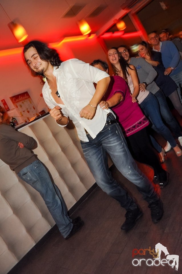 Dans şi distracţie în Blondy's, 