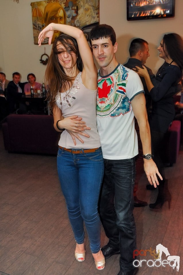 Dans şi distracţie în Blondy's, 