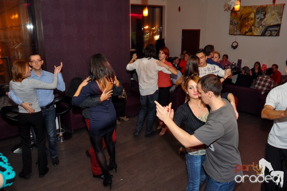 Dans şi distracţie în Blondy's, 