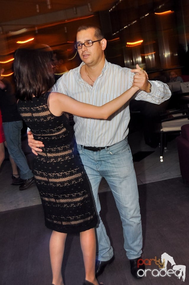 Dans şi distracţie în Blondy's, 