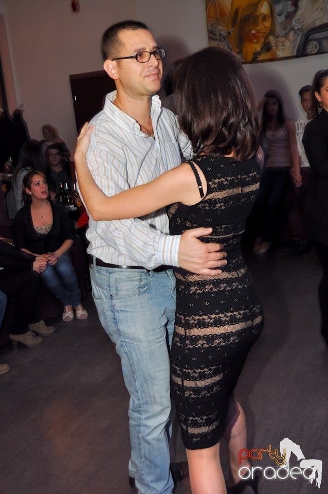 Dans şi distracţie în Blondy's, 