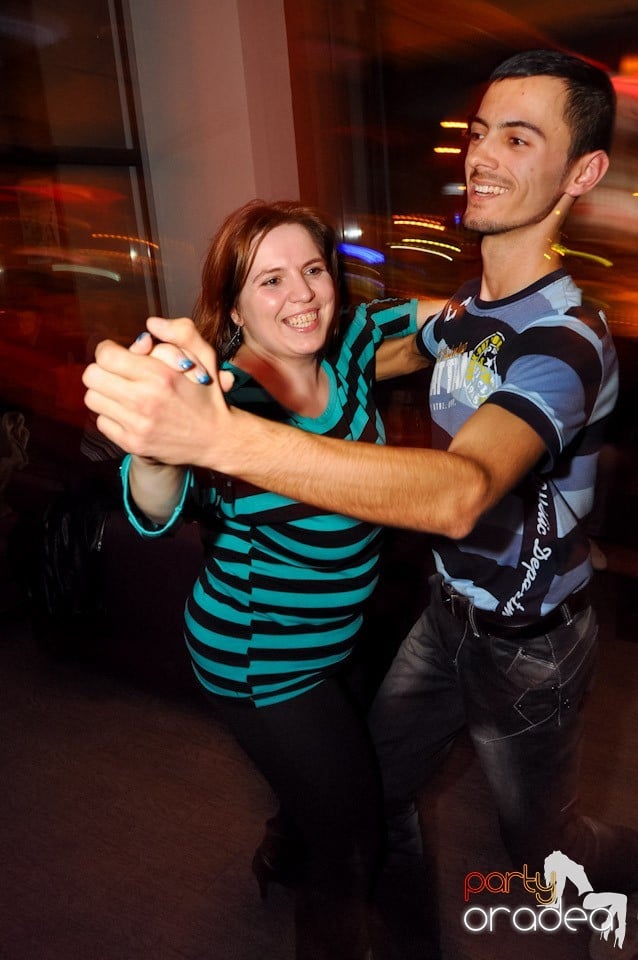 Dans şi distracţie în Blondy's, 