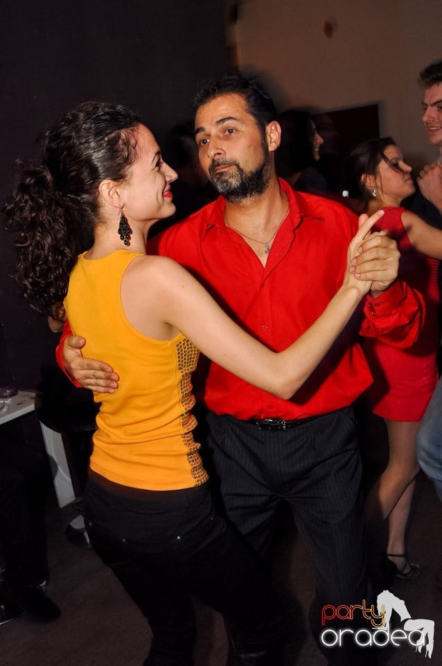 Dans şi distracţie în Blondy's, 