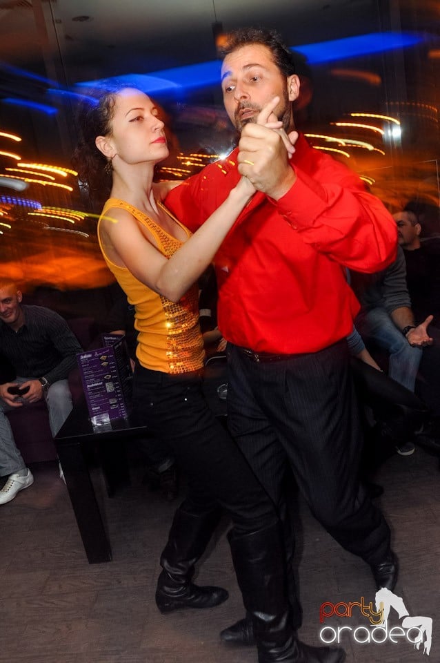 Dans şi distracţie în Blondy's, 