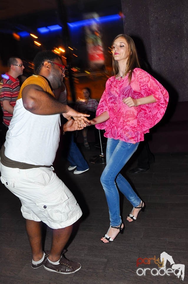 Dans şi distracţie în Blondy's, 