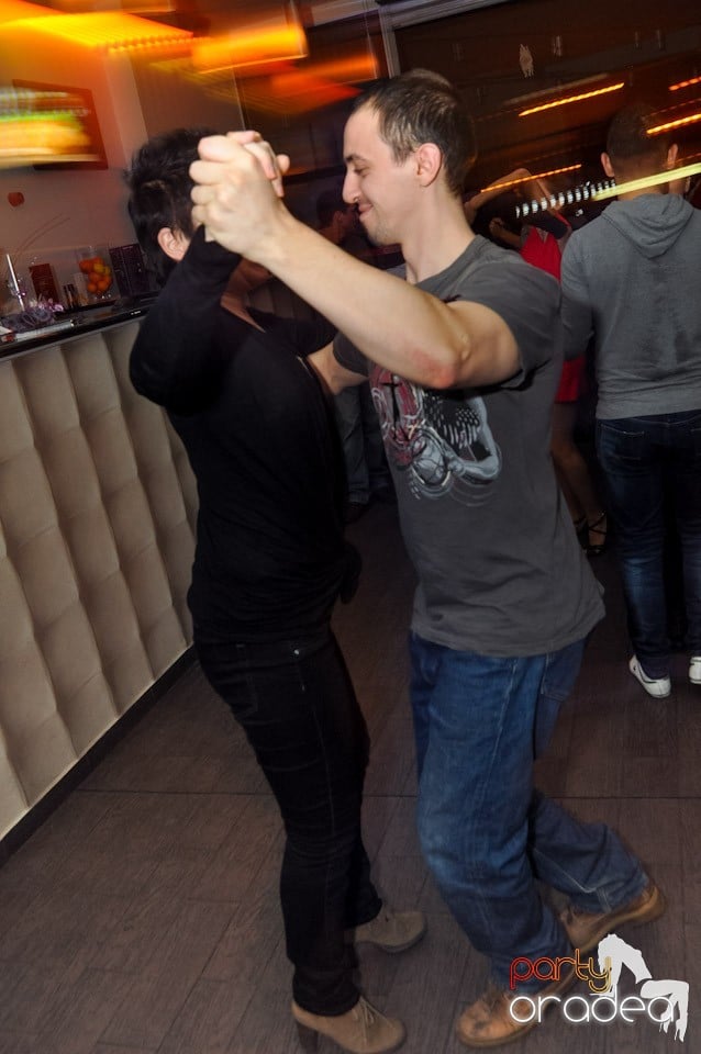 Dans şi distracţie în Blondy's, 