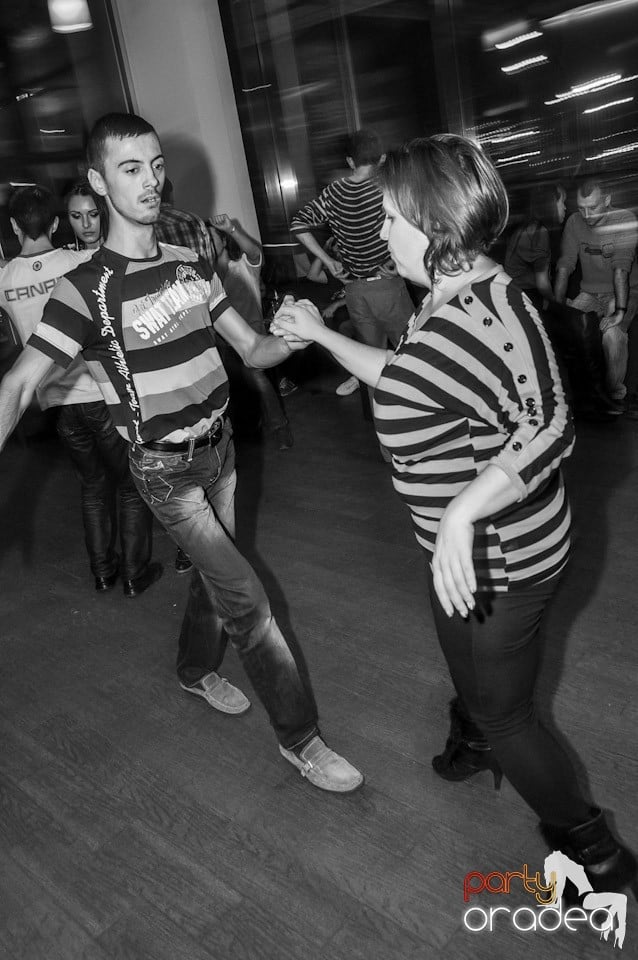 Dans şi distracţie în Blondy's, 