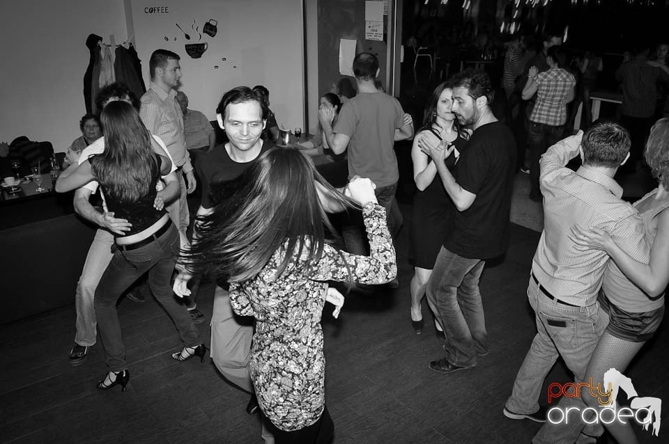 Dans şi distracţie în Blondy's, 