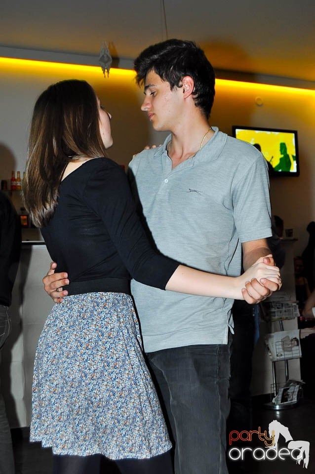 Dans şi distracţie în Blondy's, 