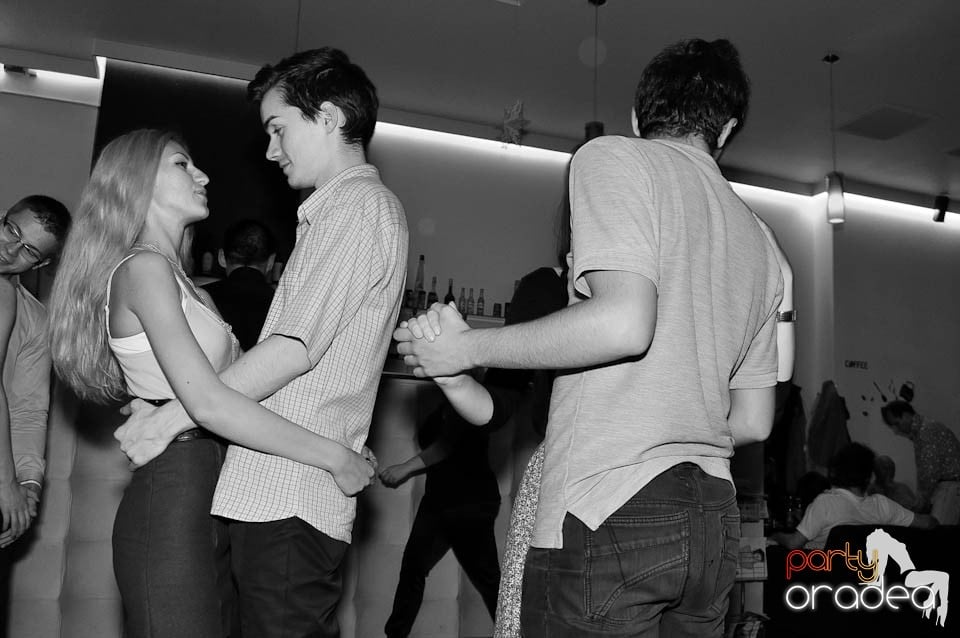 Dans şi distracţie în Blondy's, 