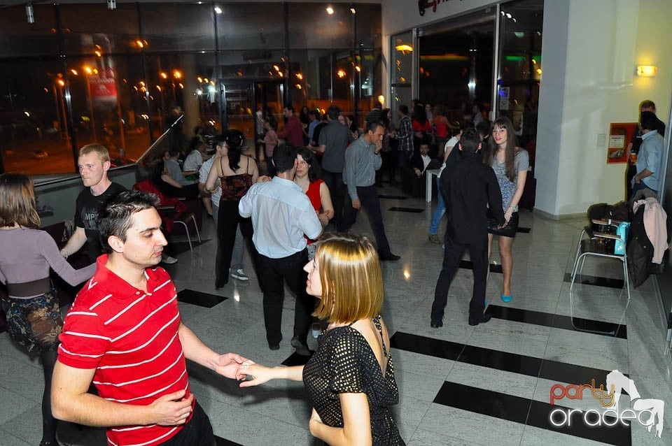 Dans şi distracţie în Blondy's, 