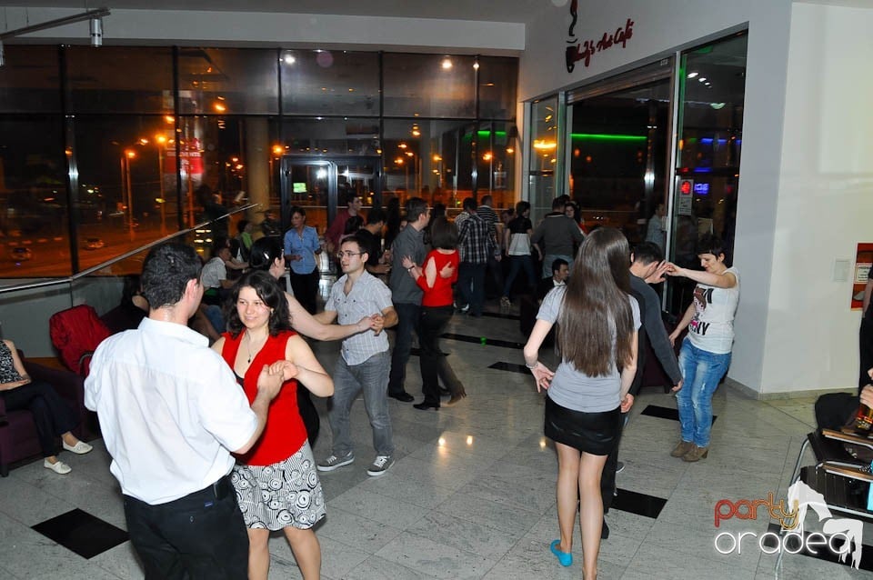 Dans şi distracţie în Blondy's, 