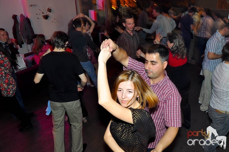 Dans şi distracţie în Blondy's, 