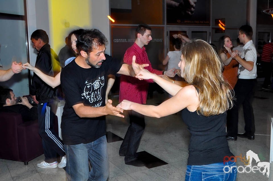 Dans şi distracţie în Blondy's, 