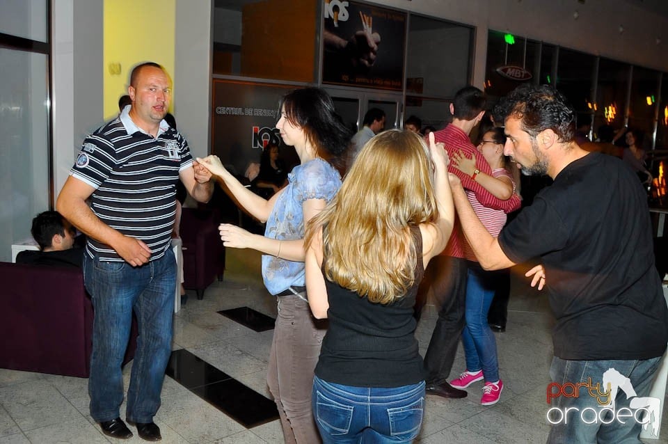 Dans şi distracţie în Blondy's, 