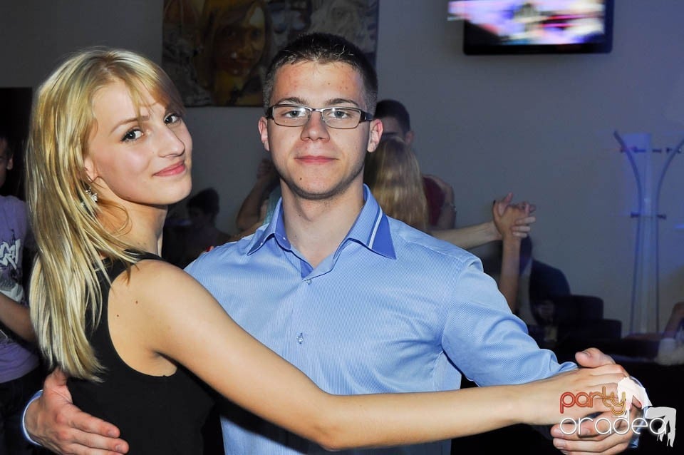 Dans şi distracţie în Blondy's, 