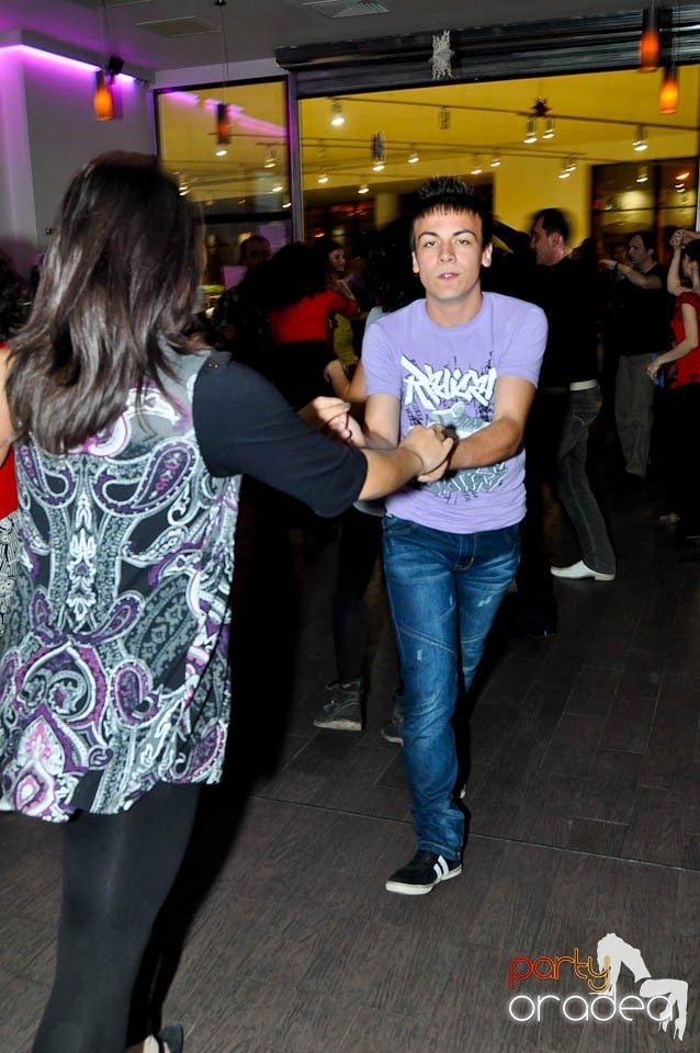 Dans şi distracţie în Blondy's, 