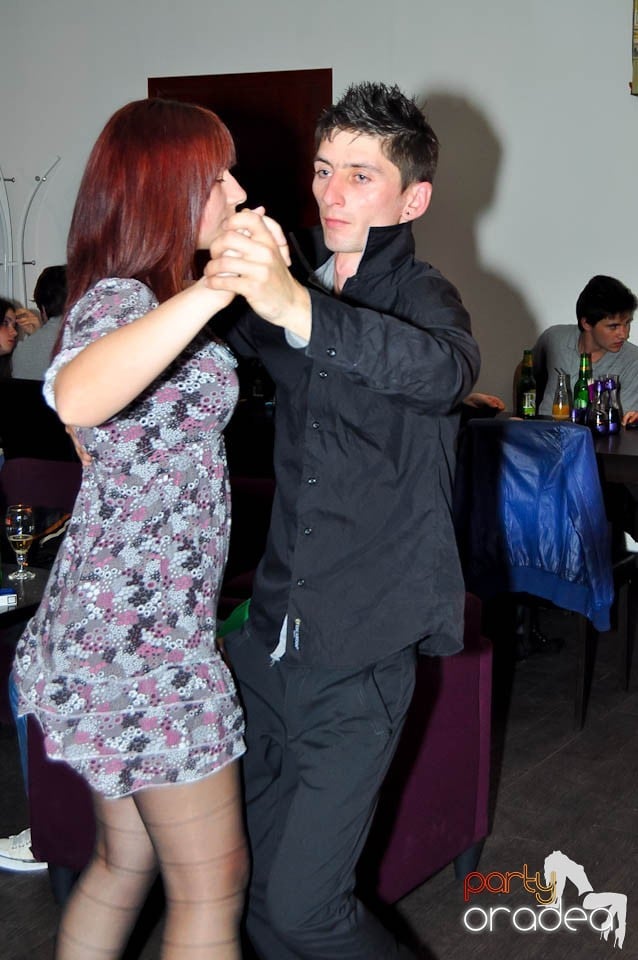 Dans şi distracţie în Blondy's, 