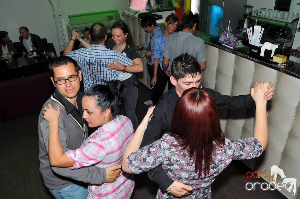 Dans şi distracţie în Blondy's, 