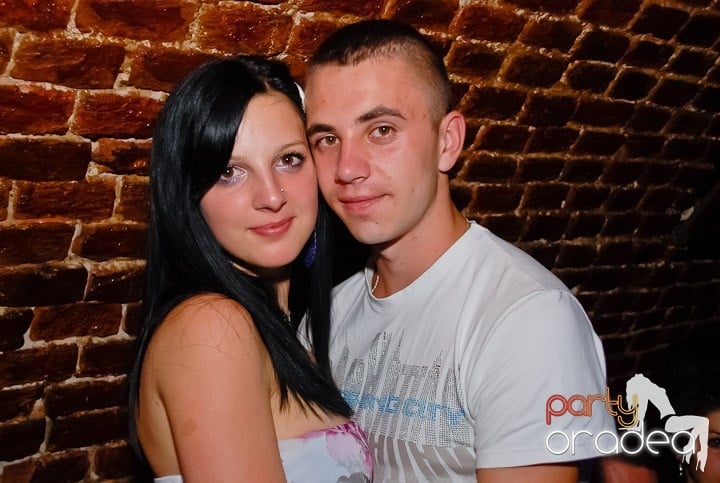 Dans şi distracţie în Club Escape, 