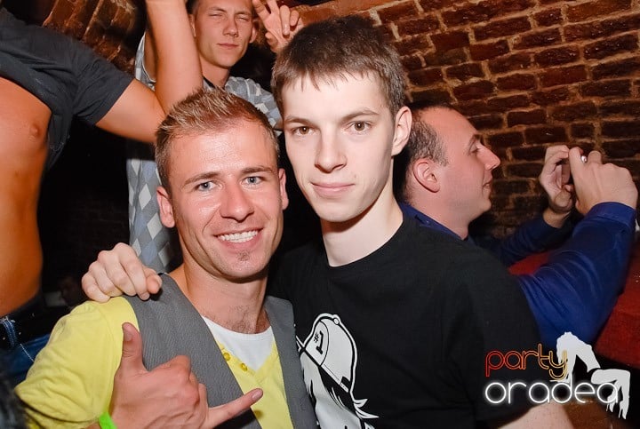 Dans şi distracţie în Club Escape, 