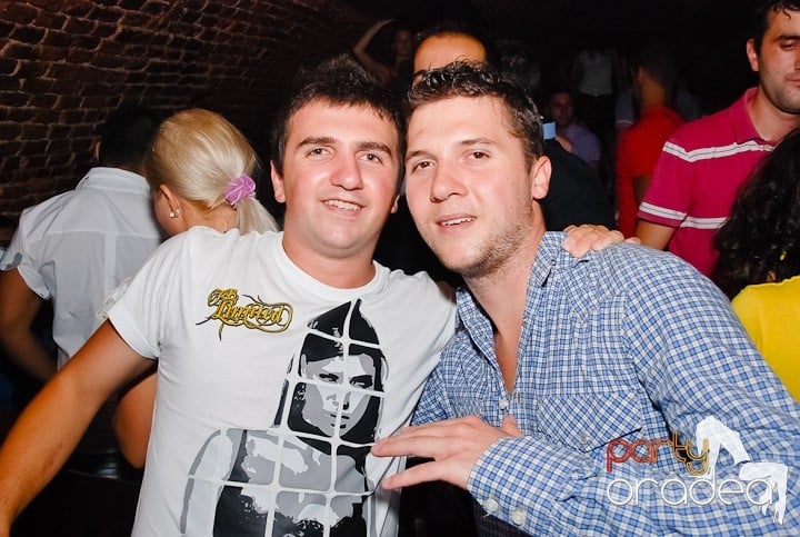 Dans şi distracţie în Club Escape, 