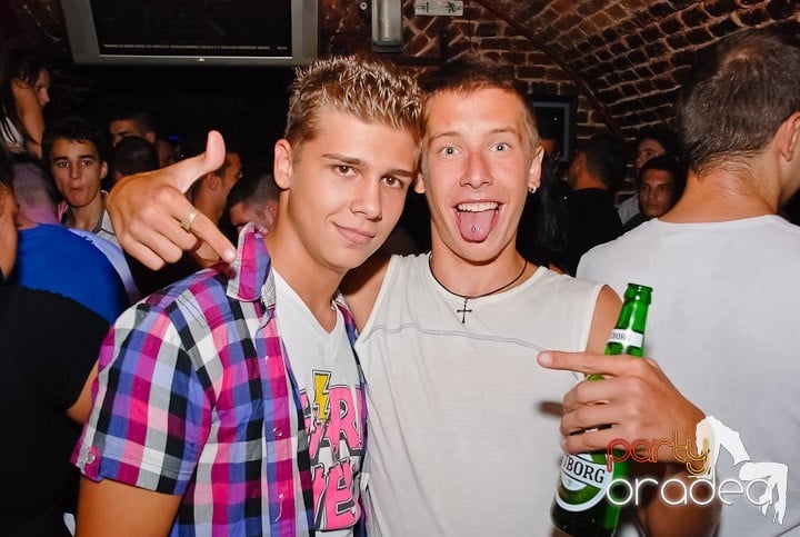 Dans şi distracţie în Club Escape, 